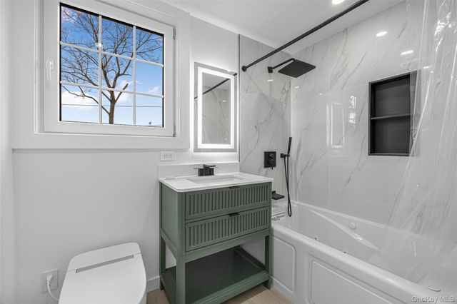 11 Entrance Road, East Hills, NY 11577