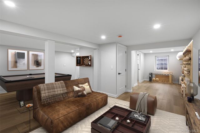 11 Entrance Road, East Hills, NY 11577