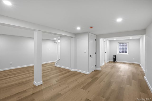 11 Entrance Road, East Hills, NY 11577