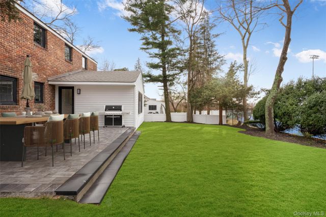 11 Entrance Road, East Hills, NY 11577