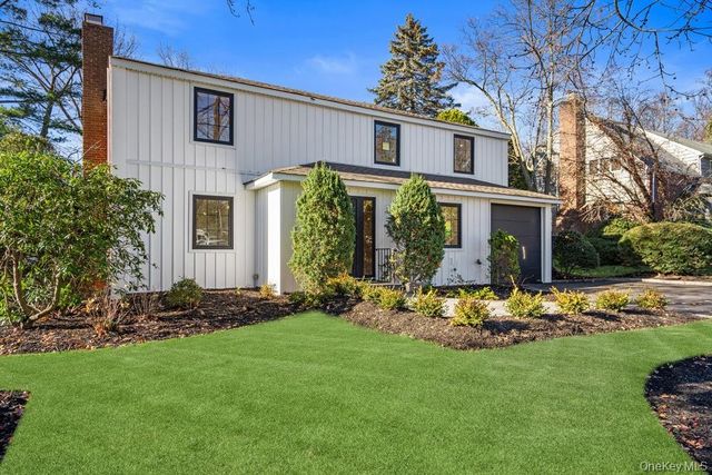 11 Entrance Road, East Hills, NY 11577