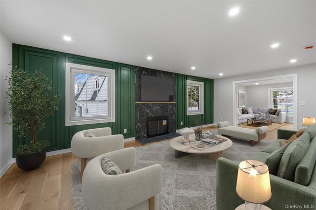 11 Entrance Road, East Hills, NY 11577