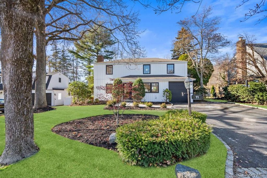 11 Entrance Road, East Hills, NY 11577