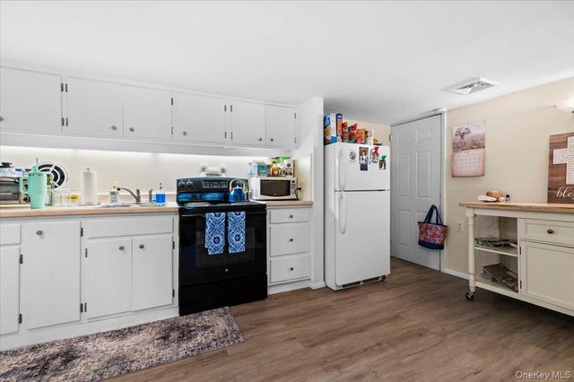 41 Lakeside Drive, Centerport, NY 11721