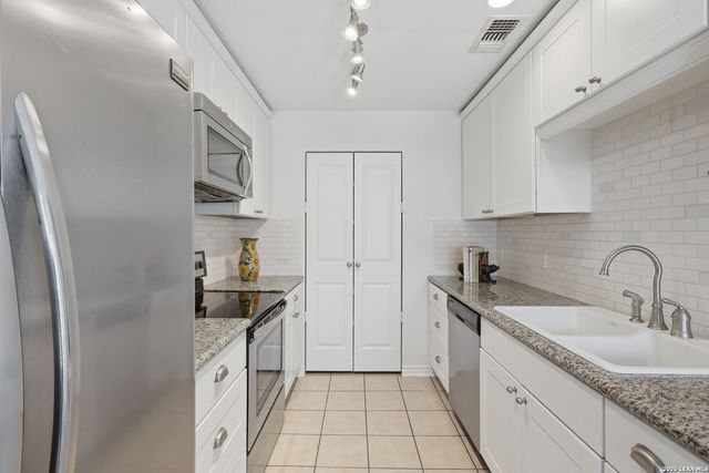 100 Lorenz Rd Apt 704, San Antonio, TX 78209