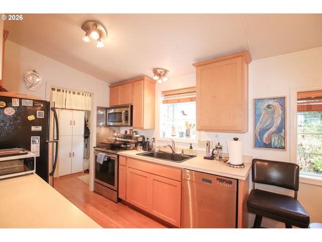 135 43RD Way, Florence, OR 97439