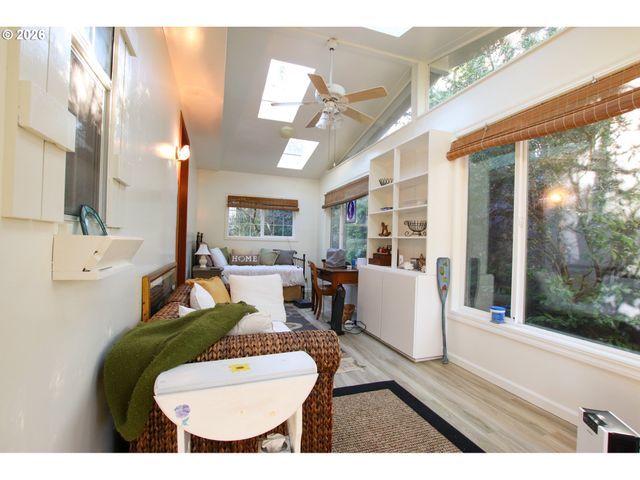 135 43RD Way, Florence, OR 97439