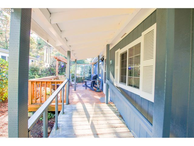 135 43RD Way, Florence, OR 97439