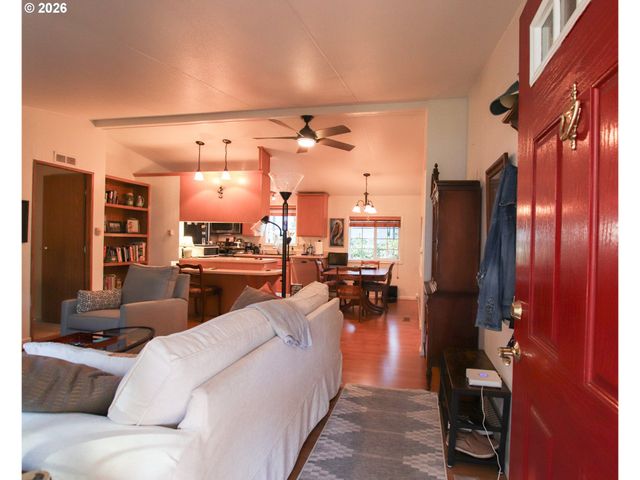 135 43RD Way, Florence, OR 97439