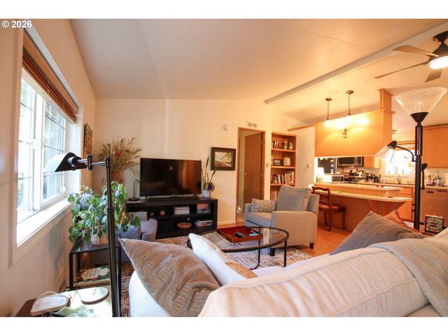 135 43RD Way, Florence, OR 97439