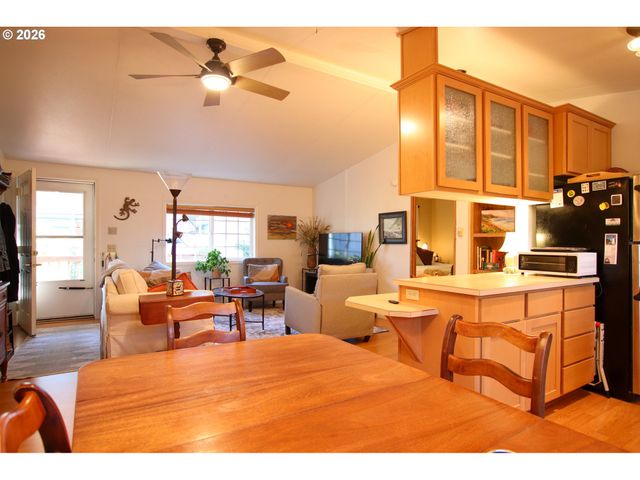 135 43RD Way, Florence, OR 97439