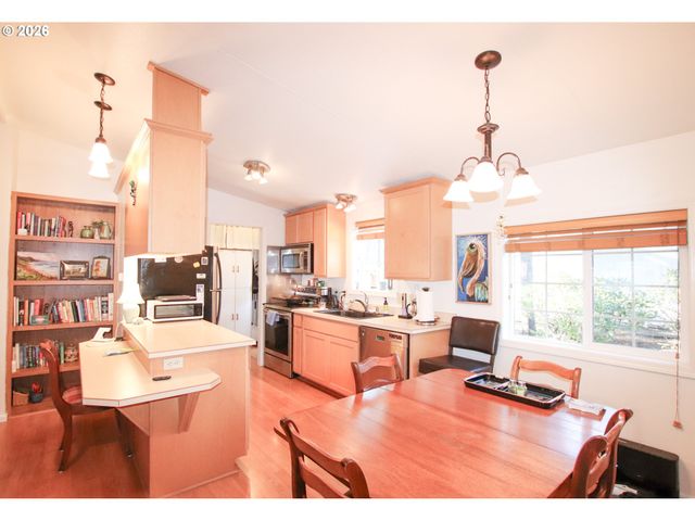 135 43RD Way, Florence, OR 97439