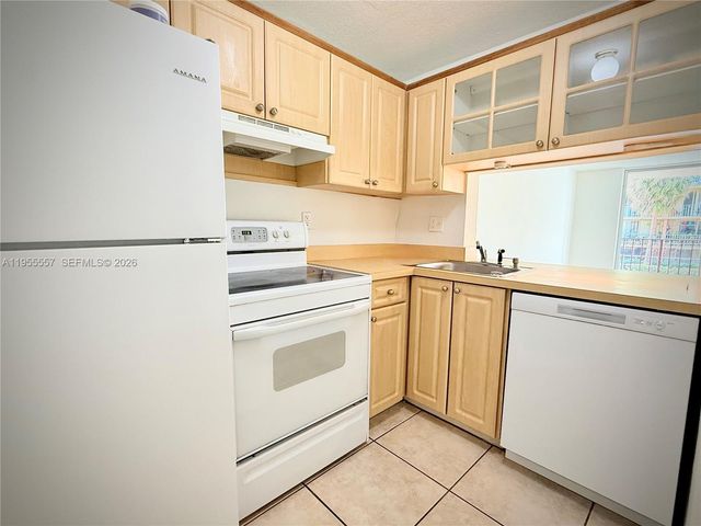 9310 Fontainebleau Blvd 203, Miami, FL 33172