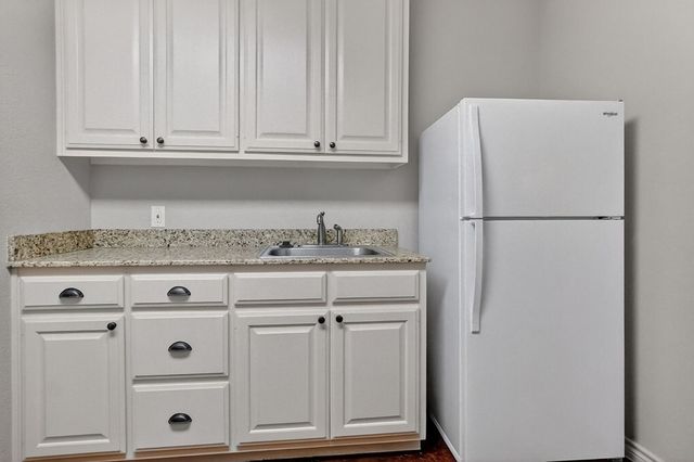 6000 Oak Creek, Midland, TX 79707