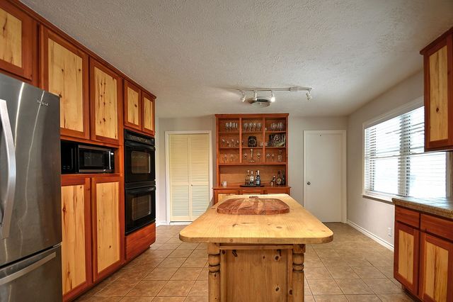 708 Mockingbird Lane, Kerrville, TX 78028