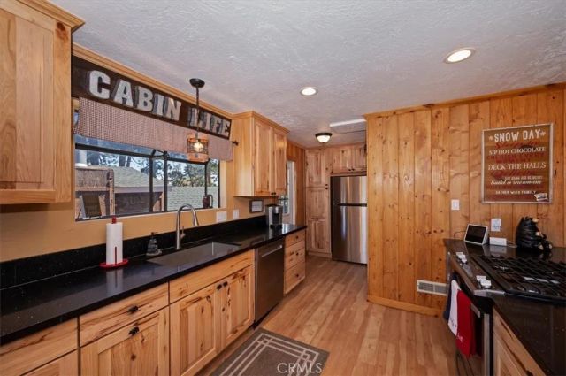 796 Orange, Sugarloaf, CA 92386