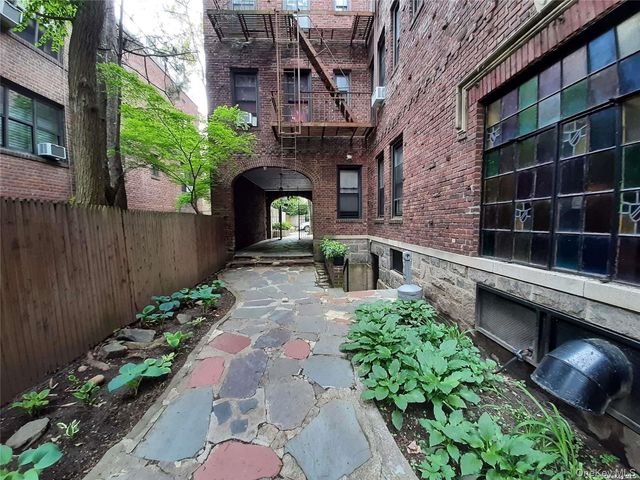 1 Hillside Avenue 1A, Great Neck, NY 11021