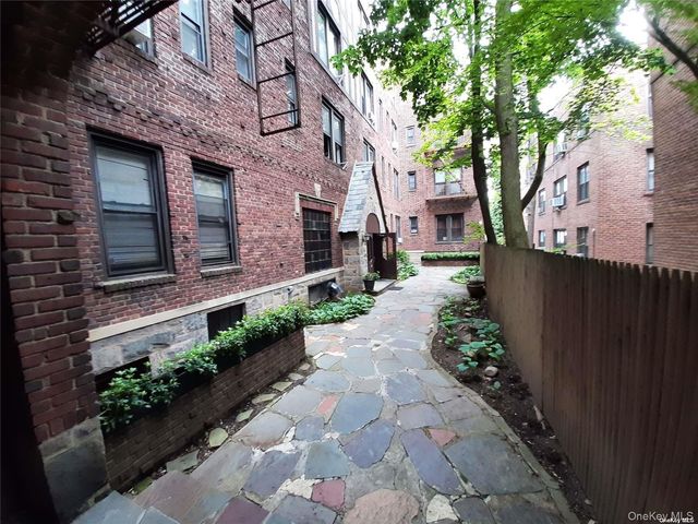 1 Hillside Avenue 1A, Great Neck, NY 11021