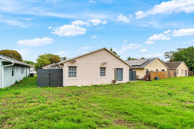 5713 Boynton Bay Circle, Boynton Beach, FL 33437