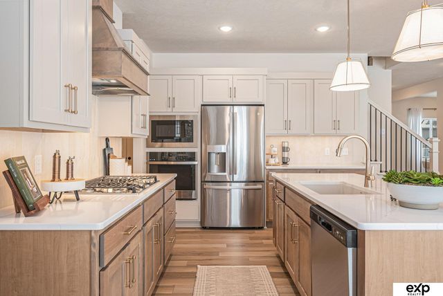 18408 Greenleaf Street, Omaha, NE 68136