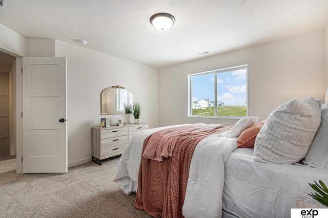 18408 Greenleaf Street, Omaha, NE 68136