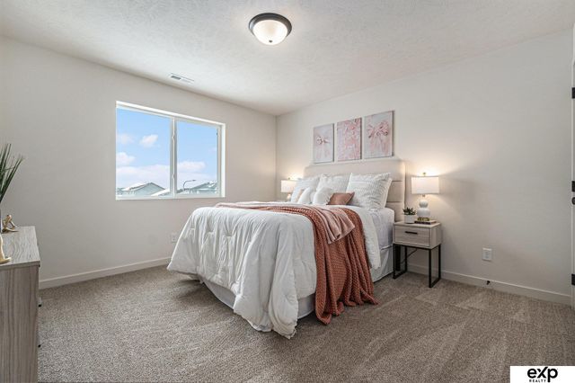 18408 Greenleaf Street, Omaha, NE 68136