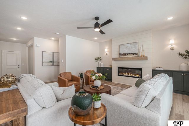 18408 Greenleaf Street, Omaha, NE 68136
