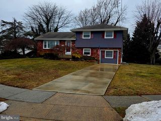 7 WALNUT DR, Burlington, NJ 08016