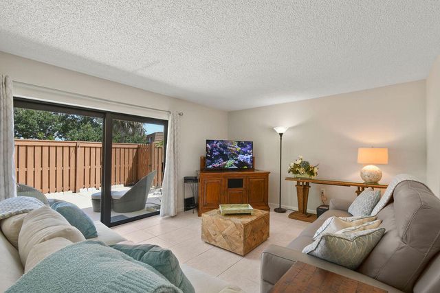 3900 SE County Line Road 22a, Jupiter, FL 33469