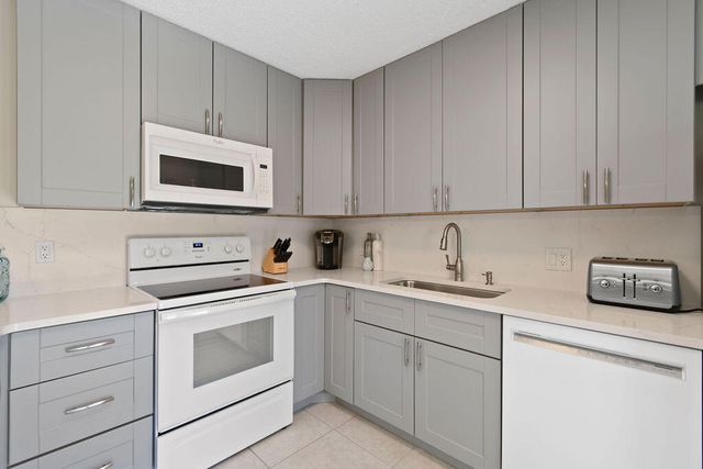 3900 SE County Line Road 22a, Jupiter, FL 33469