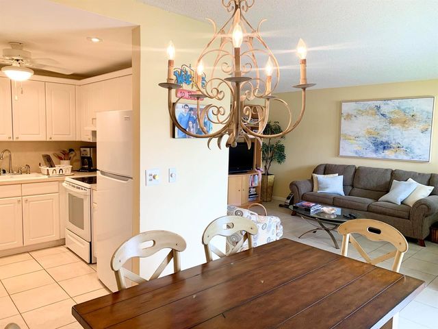 81 Kingswood E, West Palm Beach, FL 33417