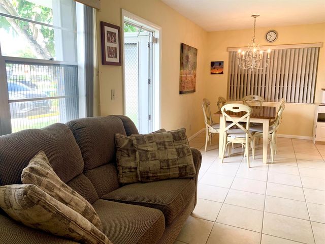 81 Kingswood E, West Palm Beach, FL 33417