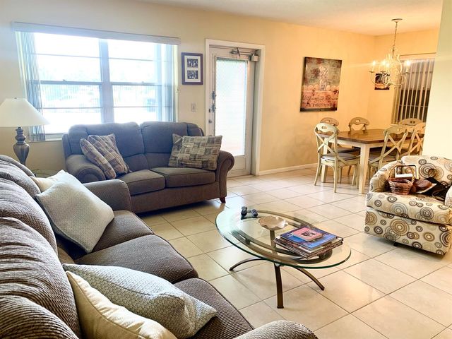 81 Kingswood E, West Palm Beach, FL 33417