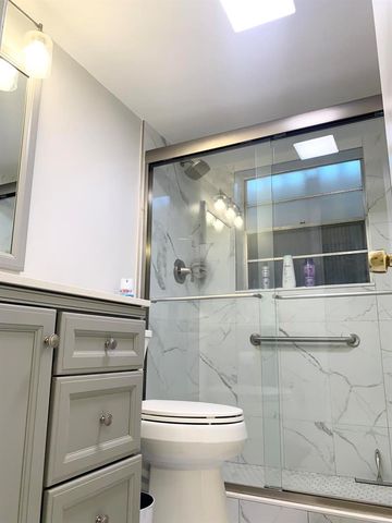 81 Kingswood E, West Palm Beach, FL 33417