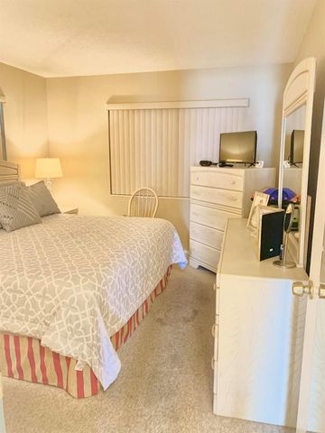 81 Kingswood E, West Palm Beach, FL 33417
