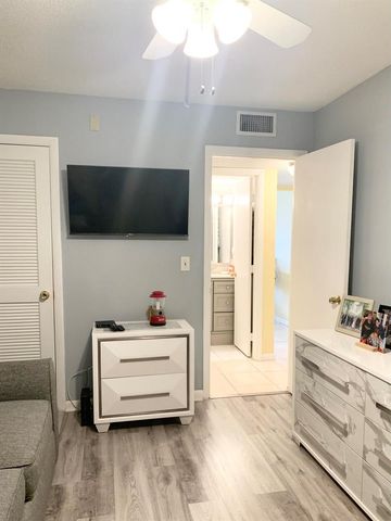 81 Kingswood E, West Palm Beach, FL 33417