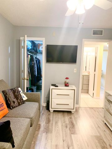 81 Kingswood E, West Palm Beach, FL 33417