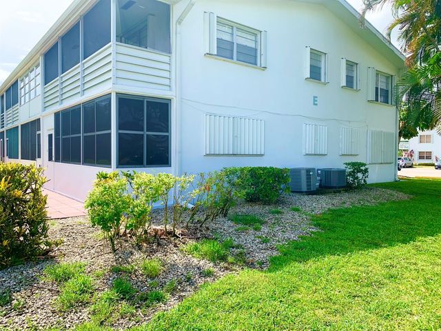 81 Kingswood E, West Palm Beach, FL 33417