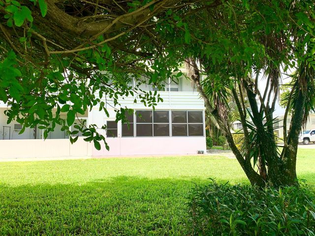 81 Kingswood E, West Palm Beach, FL 33417