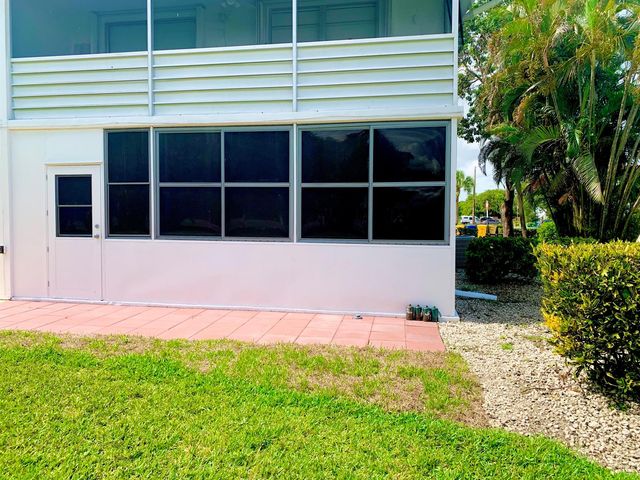 81 Kingswood E, West Palm Beach, FL 33417