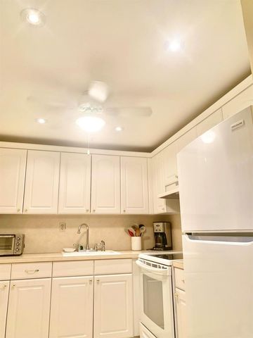 81 Kingswood E, West Palm Beach, FL 33417