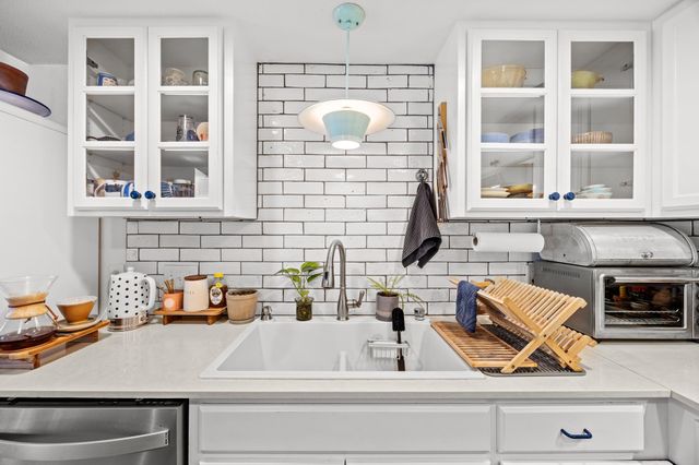 8906 Parkfield DR B, Austin, TX 78758