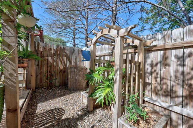 8906 Parkfield DR B, Austin, TX 78758