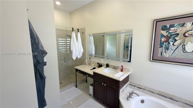 692 Maplewood Ct, Weston, FL 33327