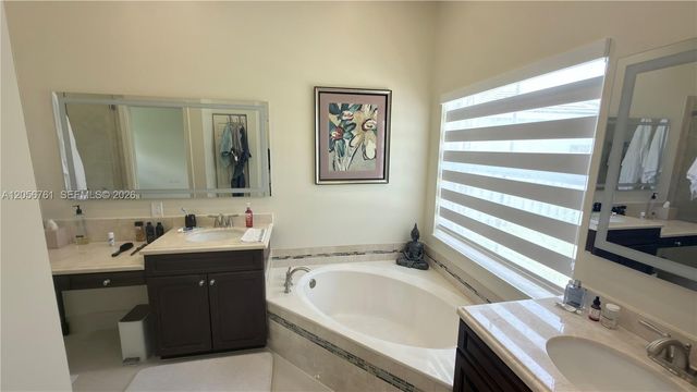 692 Maplewood Ct, Weston, FL 33327