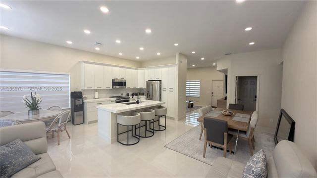 692 Maplewood Ct, Weston, FL 33327
