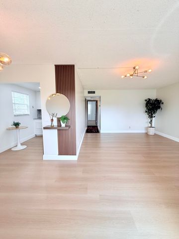 402 Brighton J J, Boca Raton, FL 33434