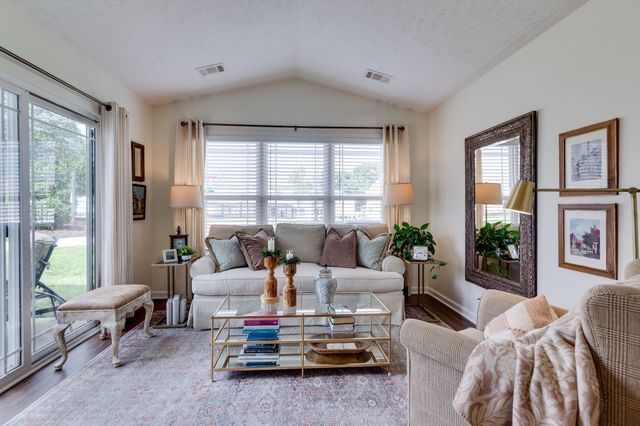 1055 Somerset Springs Dr, Spring Hill, TN 37174