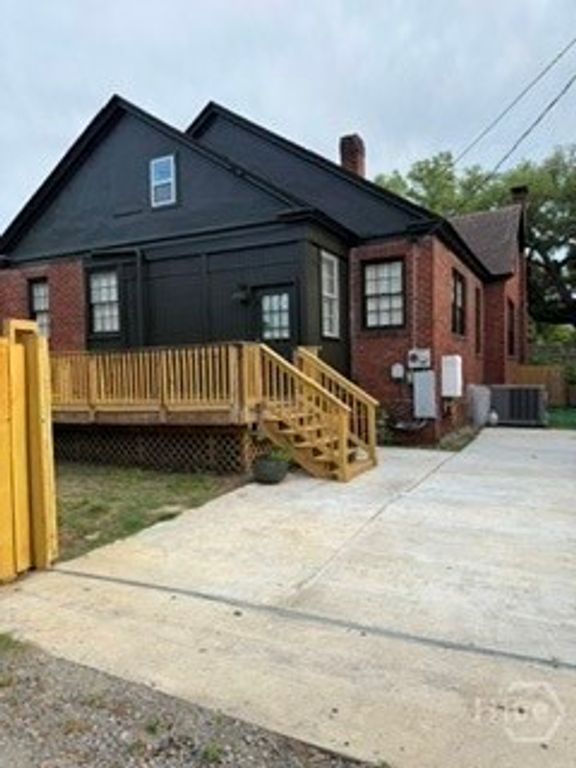 Image 10 of property listing at 1214 E Victory Drive, Savannah, GA 31404