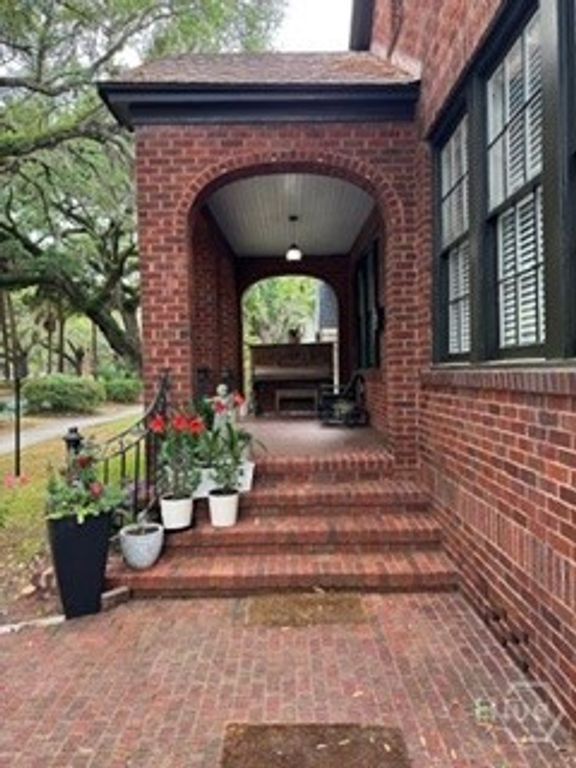 Image 8 of property listing at 1214 E Victory Drive, Savannah, GA 31404
